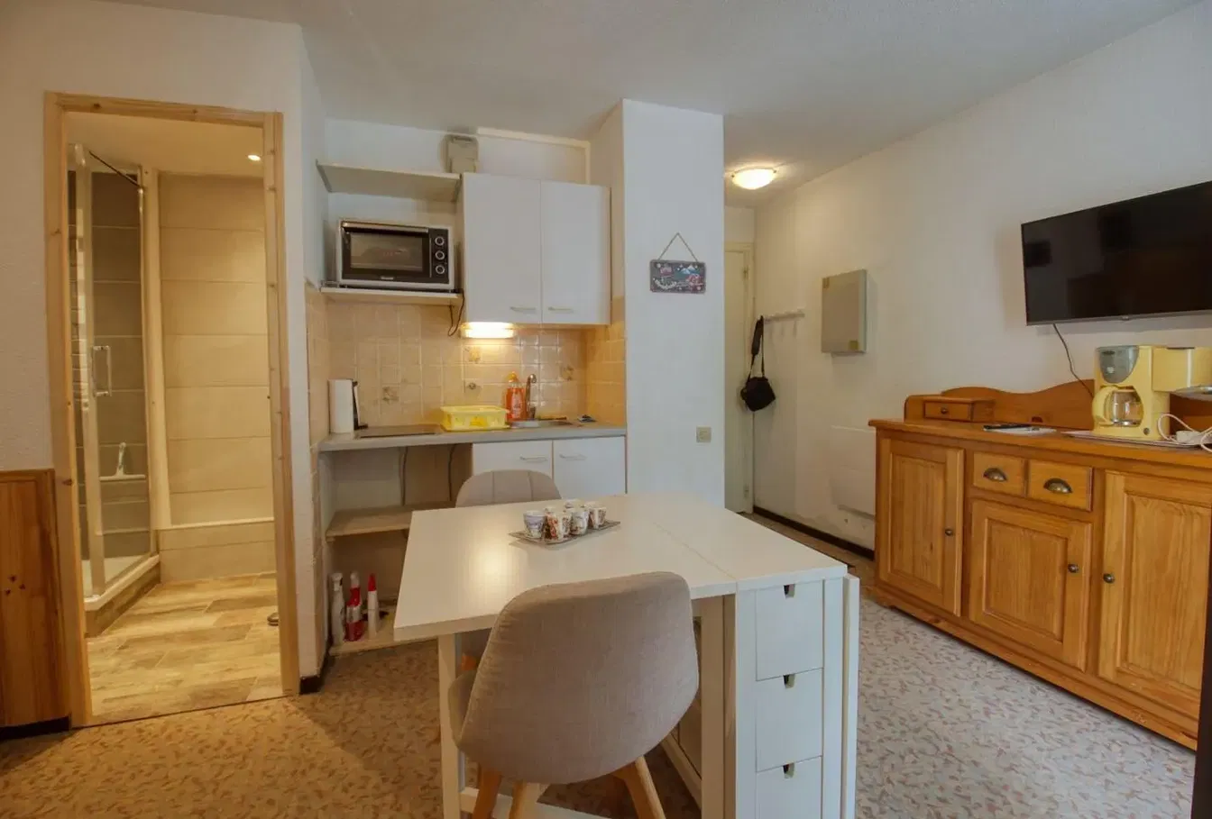 Keuken; keukenapparatuur, houten vloer, natuurlijk licht, moderne stijl