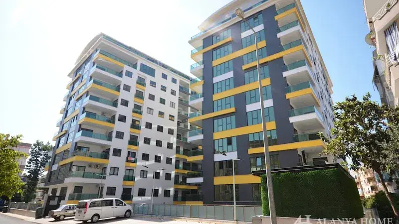 Κουζίνα; συσκευές κουζίνας, ξύλινο πάτωμα, φυσικό φως, μοντέρνο στυλ