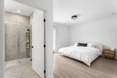 Cuisine; électroménager, parquet, lumière naturelle, style moderne