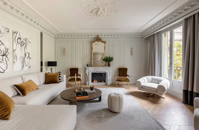 Keuken; keukenapparatuur, houten vloer, natuurlijk licht, moderne stijl