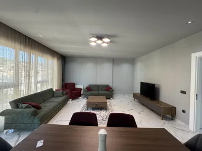 Κουζίνα; συσκευές κουζίνας, ξύλινο πάτωμα, φυσικό φως, μοντέρνο στυλ