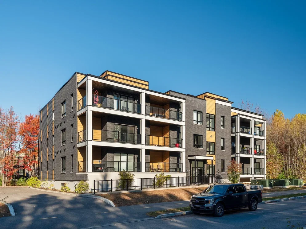 Cuisine; électroménager, parquet, lumière naturelle, style moderne