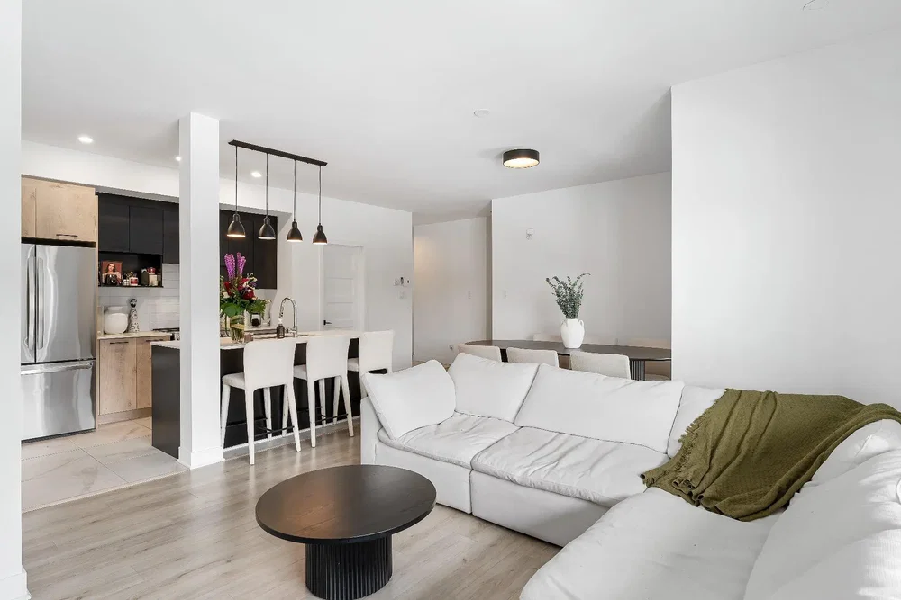 Cuisine; électroménager, parquet, lumière naturelle, style moderne