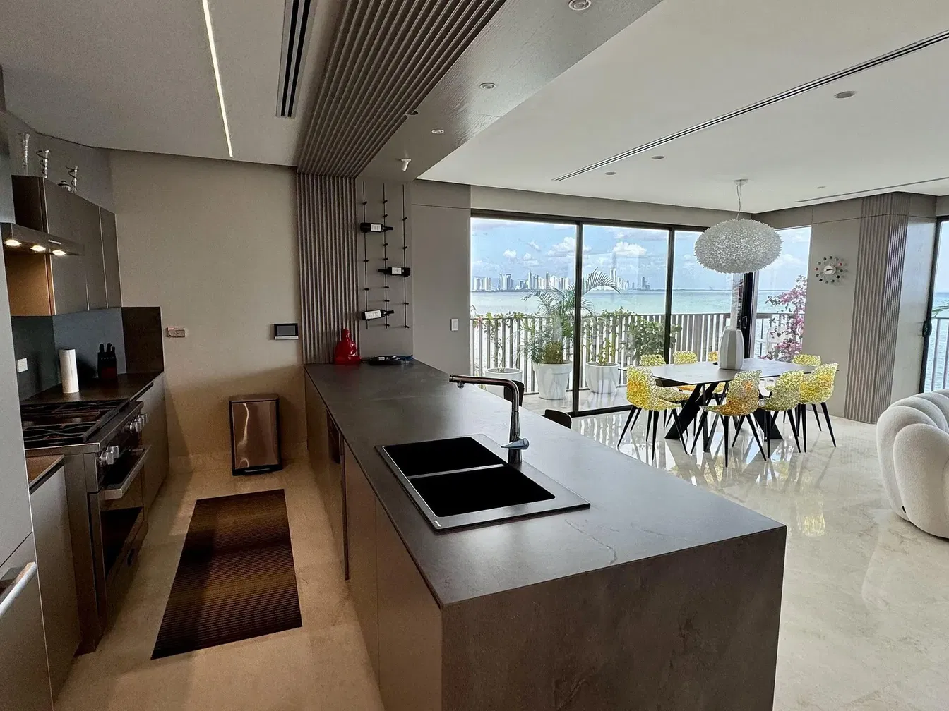 مطبخ; أجهزة المطبخ, أرضية خشبية, ضوء طبيعي, أسلوب عصري