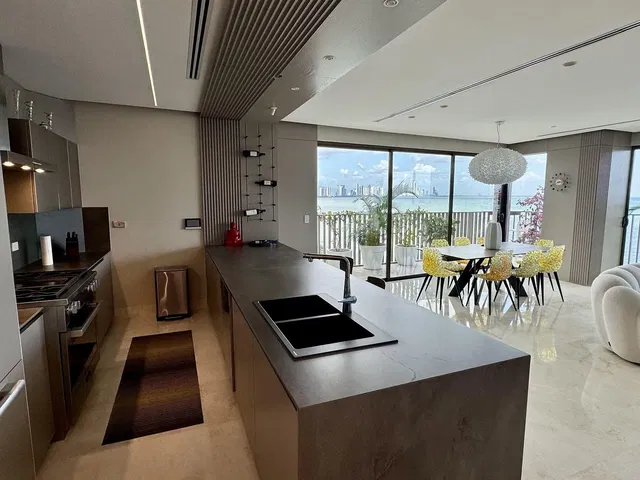 مطبخ; أجهزة المطبخ, أرضية خشبية, ضوء طبيعي, أسلوب عصري