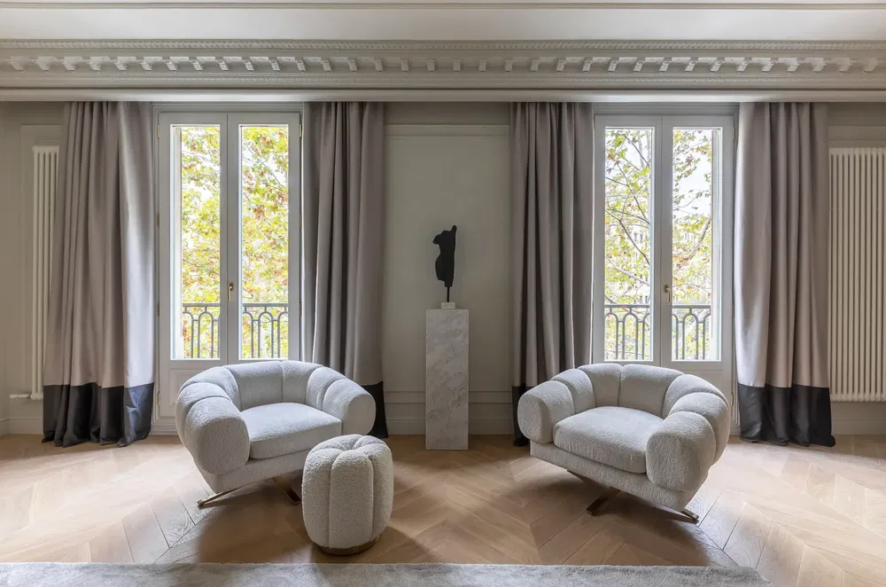 Salón; suelo de madera, luz natural, estilo moderno