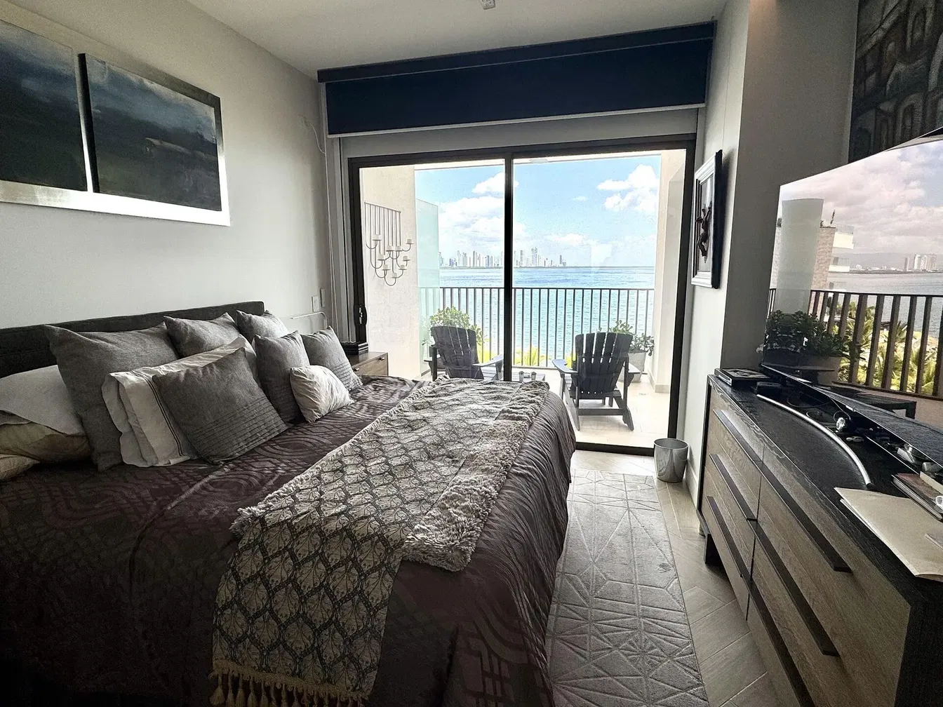 مطبخ; أجهزة المطبخ, أرضية خشبية, ضوء طبيعي, أسلوب عصري