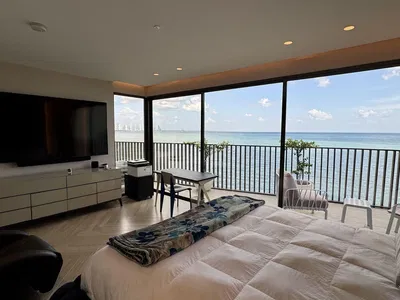 مطبخ; أجهزة المطبخ, أرضية خشبية, ضوء طبيعي, أسلوب عصري