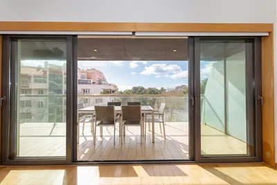 Küche; küchengeräte, holzboden, tageslicht, moderner stil