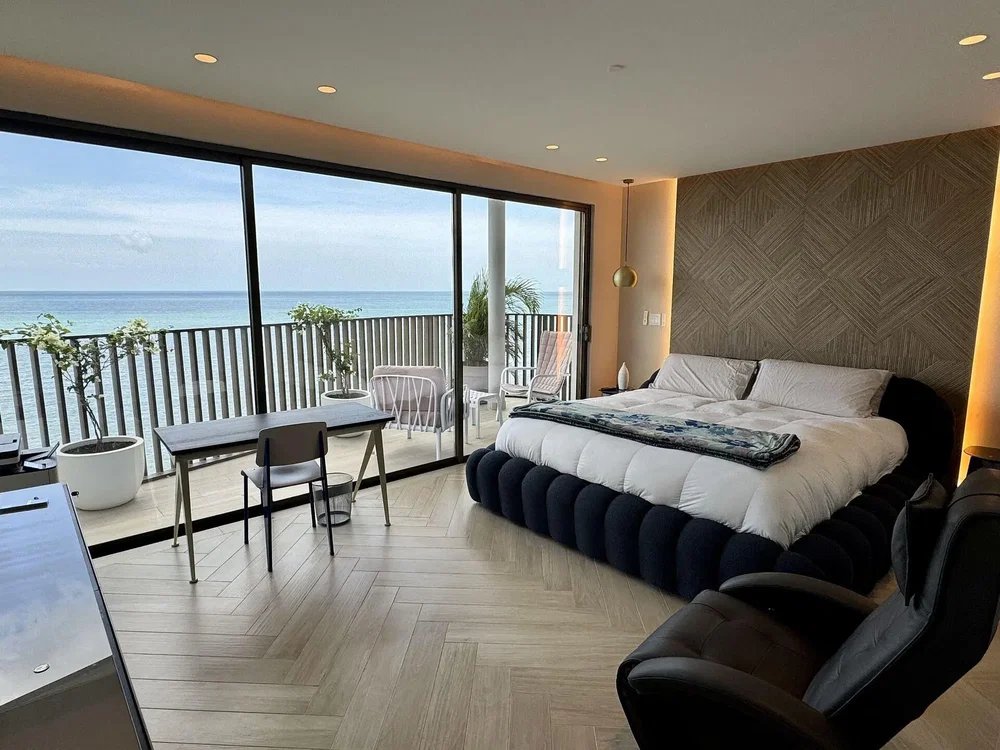 مطبخ; أجهزة المطبخ, أرضية خشبية, ضوء طبيعي, أسلوب عصري