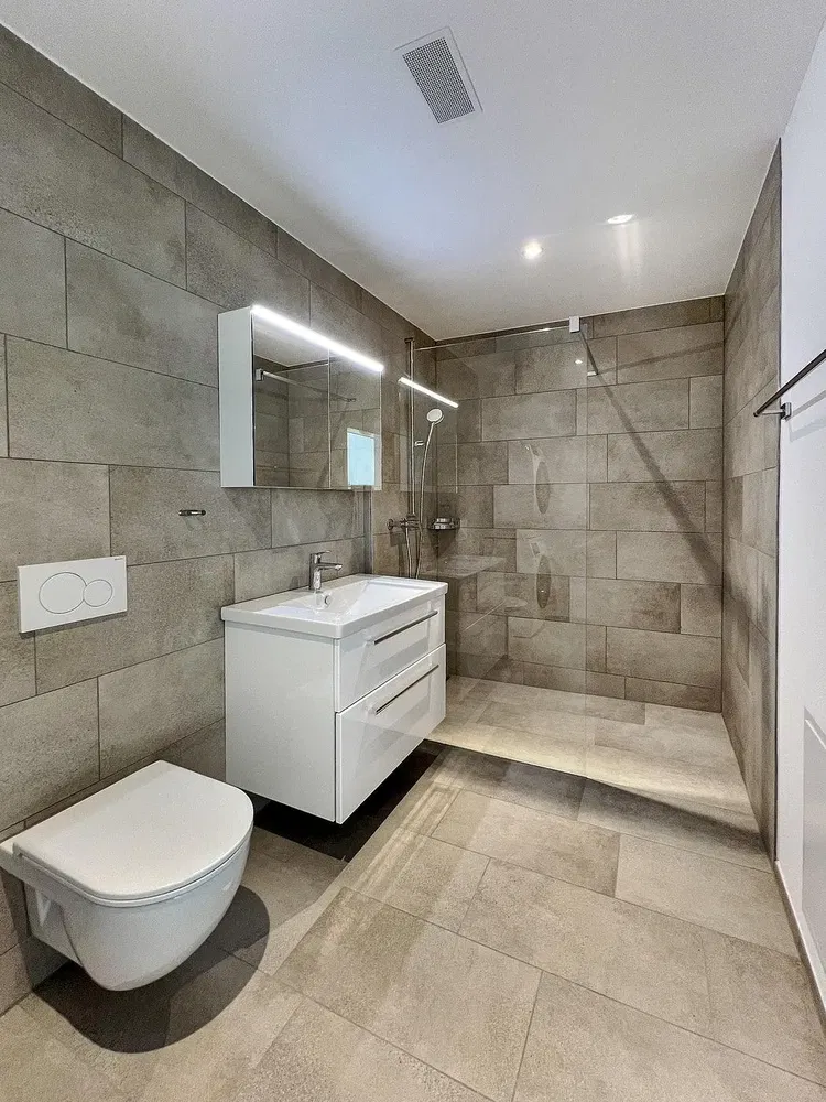 Küche; küchengeräte, fliesenboden, tageslicht, moderner stil