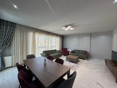 Κουζίνα; συσκευές κουζίνας, ξύλινο πάτωμα, φυσικό φως, μοντέρνο στυλ