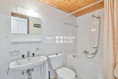 Mutfak; mutfak aletleri, ahşap zemin, doğal ışık, modern stil