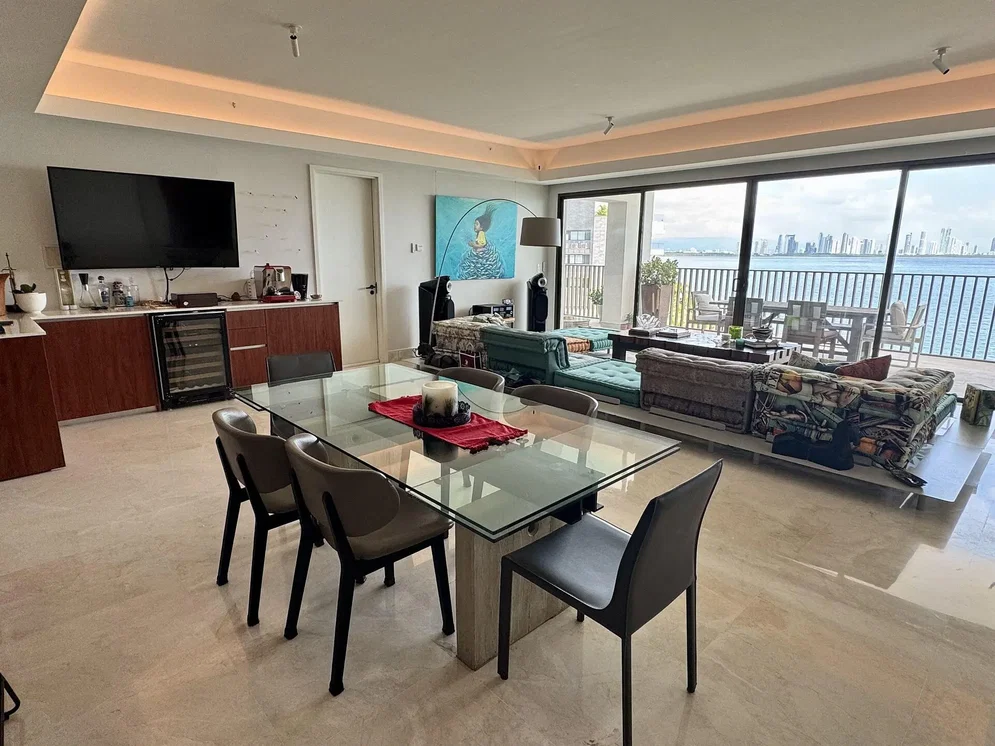 Cocina; electrodomésticos, suelo de madera, luz natural, estilo moderno