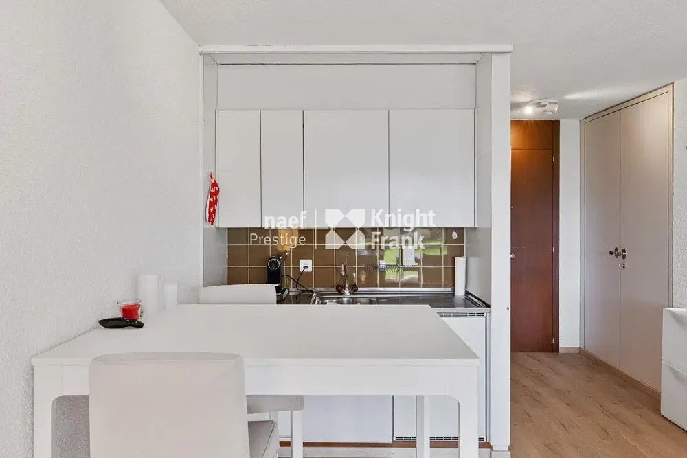 Yatak odası; ahşap zemin, doğal ışık, modern stil