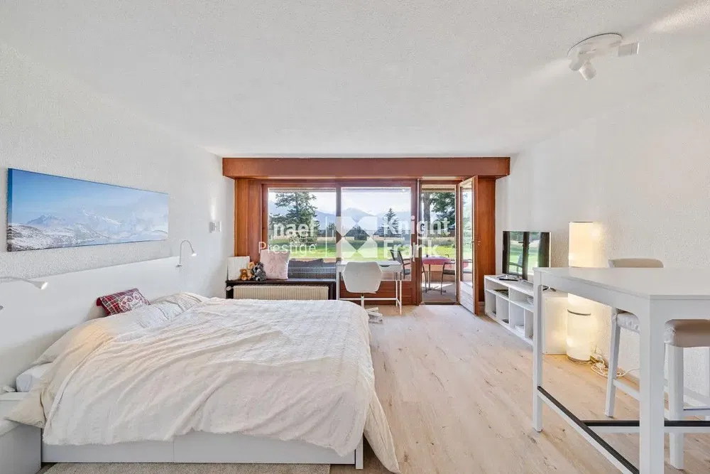 Mutfak; mutfak aletleri, ahşap zemin, doğal ışık, modern stil