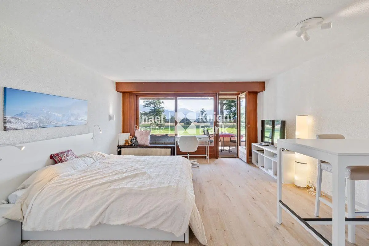 Mutfak; mutfak aletleri, ahşap zemin, doğal ışık, modern stil