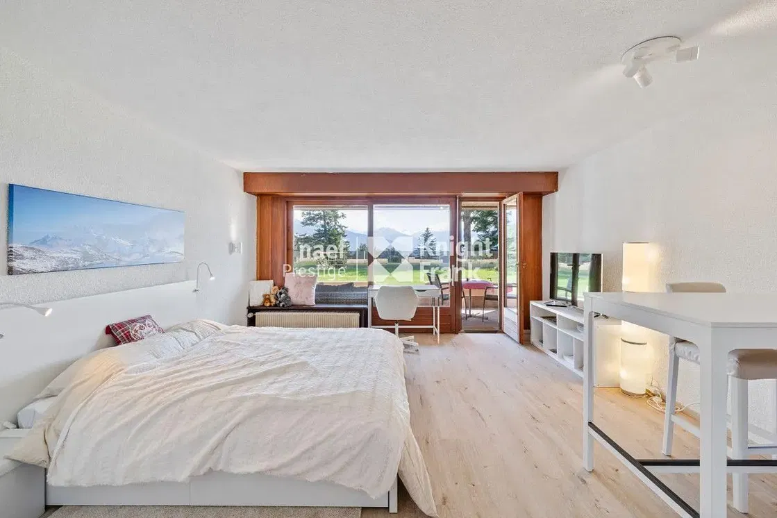 Mutfak; mutfak aletleri, ahşap zemin, doğal ışık, modern stil