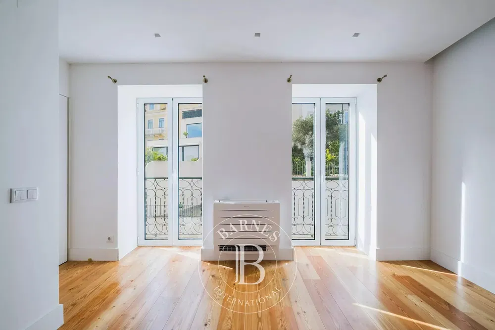 Küche; küchengeräte, holzboden, tageslicht, moderner stil