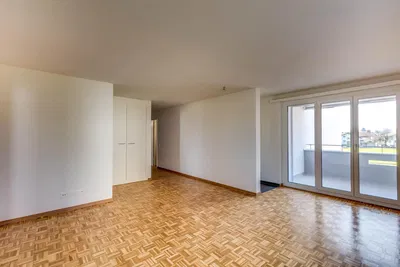 Mutfak; mutfak aletleri, ahşap zemin, doğal ışık, modern stil