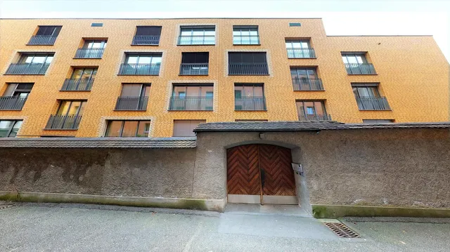 Κουζίνα; συσκευές κουζίνας, ξύλινο πάτωμα, φυσικό φως, μοντέρνο στυλ