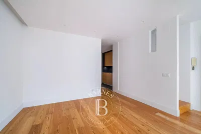 Küche; küchengeräte, holzboden, tageslicht, moderner stil