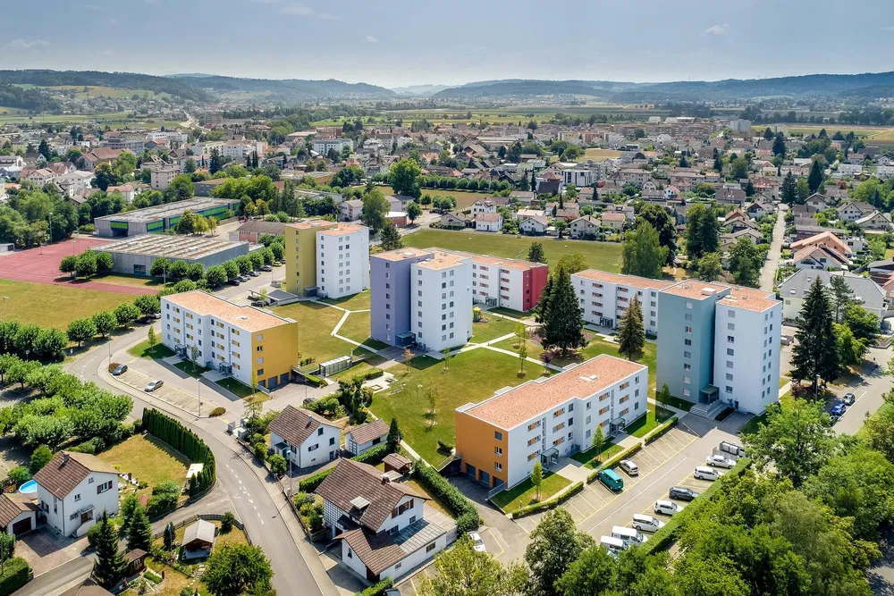 Mutfak; mutfak aletleri, ahşap zemin, doğal ışık, modern stil