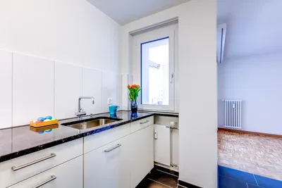 Oturma odası; ahşap zemin, doğal ışık, modern stil