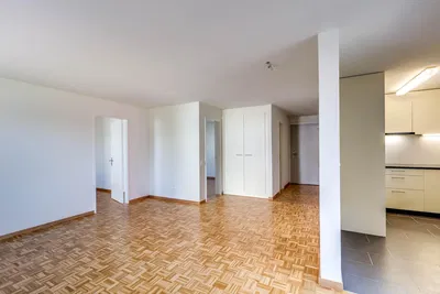 Mutfak; mutfak aletleri, ahşap zemin, doğal ışık, modern stil