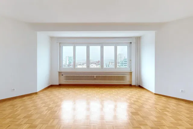 Keuken; keukenapparatuur, houten vloer, natuurlijk licht, moderne stijl