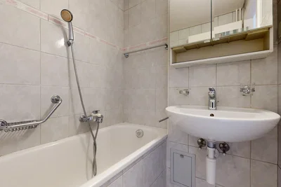 Küche; küchengeräte, holzboden, tageslicht, moderner stil
