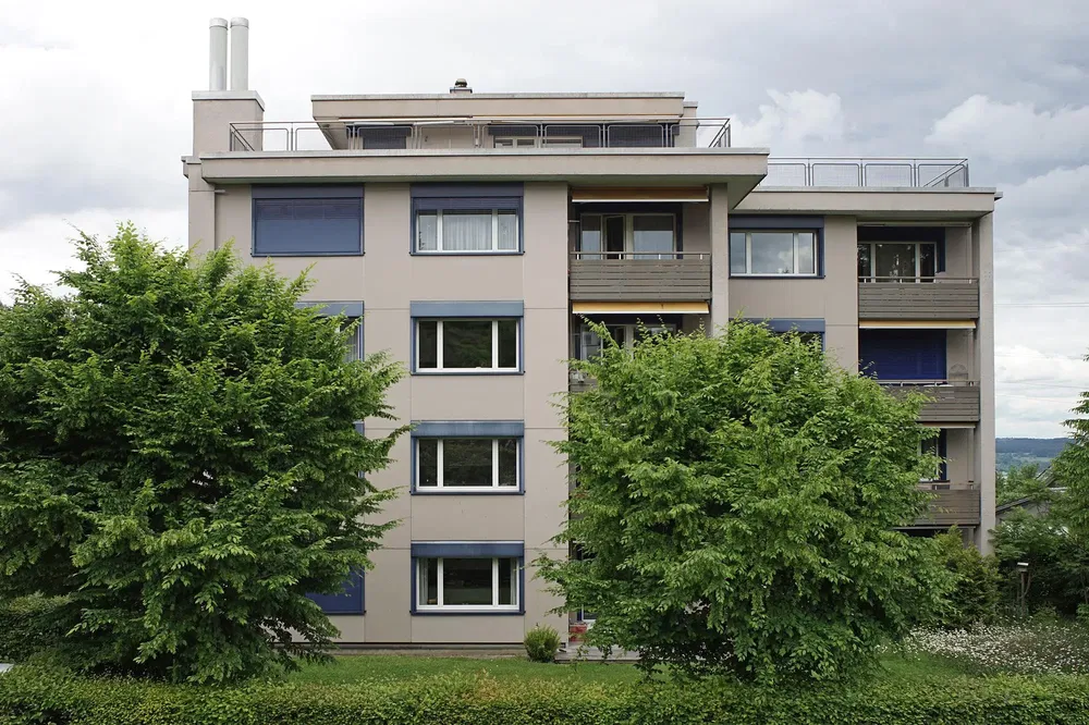 Kuchyně; kuchyňské spotřebiče, dřevěná podlaha, přirozené světlo, moderní styl