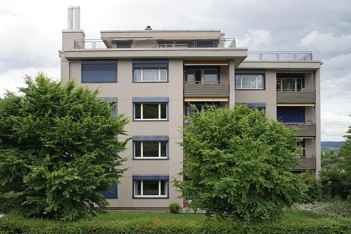 Kuchyně; kuchyňské spotřebiče, dřevěná podlaha, přirozené světlo, moderní styl