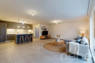 Keuken; keukenapparatuur, houten vloer, natuurlijk licht, moderne stijl