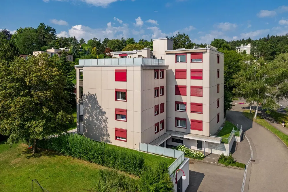 Kuchyně; kuchyňské spotřebiče, dřevěná podlaha, přirozené světlo, moderní styl