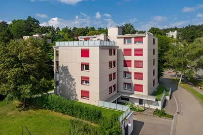 Kuchyně; kuchyňské spotřebiče, dřevěná podlaha, přirozené světlo, moderní styl