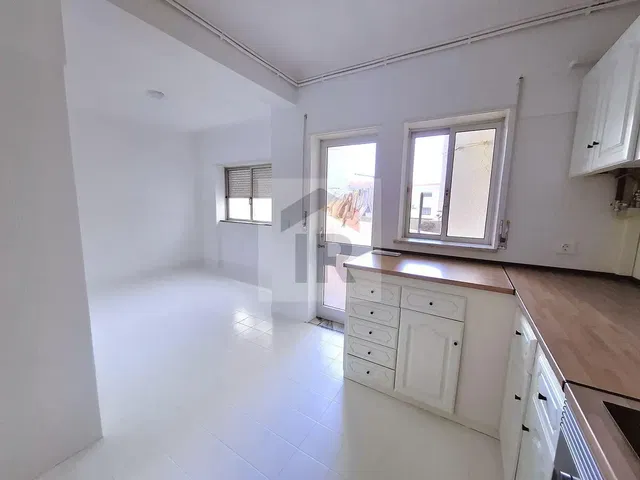 Cuisine; électroménager, carrelage, lumière naturelle, style moderne