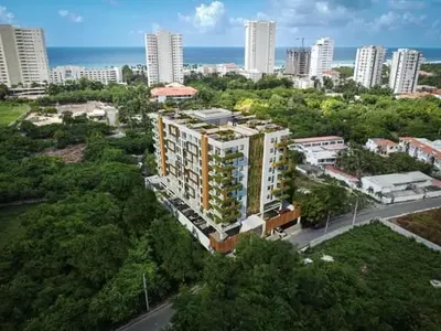 Kuhinja; kuhinjski aparati, drveni pod, prirodno svjetlo, moderni stil