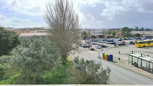 Κουζίνα; συσκευές κουζίνας, ξύλινο πάτωμα, φυσικό φως, μοντέρνο στυλ