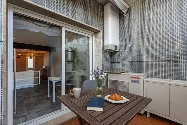 Keuken; keukenapparatuur, houten vloer, natuurlijk licht, moderne stijl