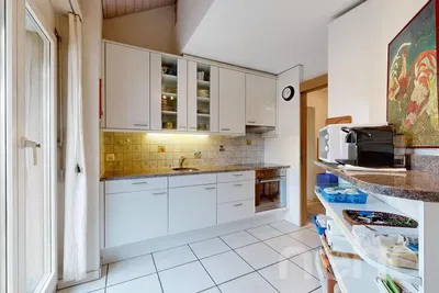 Kuhinja; kuhinjski aparati, drveni pod, prirodno svjetlo, moderni stil