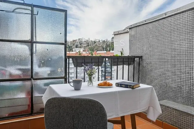 Keuken; keukenapparatuur, houten vloer, natuurlijk licht, moderne stijl