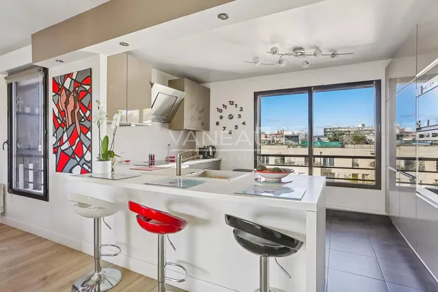 Keuken; keukenapparatuur, houten vloer, natuurlijk licht, moderne stijl