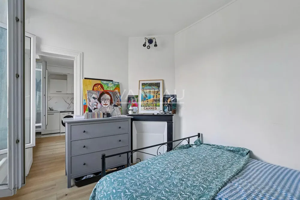 Кухиња; кухињски апарати, плочице, природно светло, модерни стил