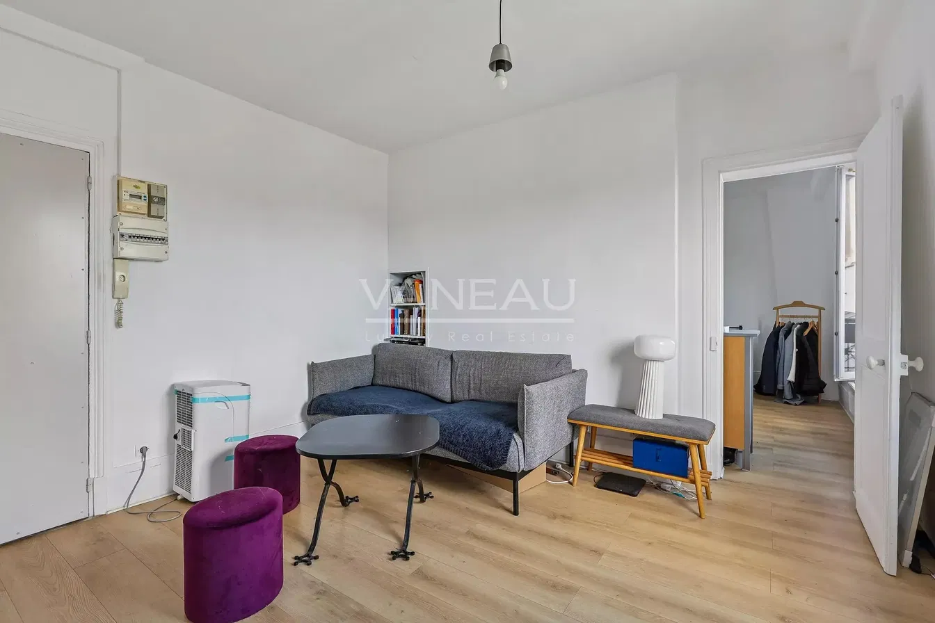 Keuken; keukenapparatuur, houten vloer, natuurlijk licht, moderne stijl