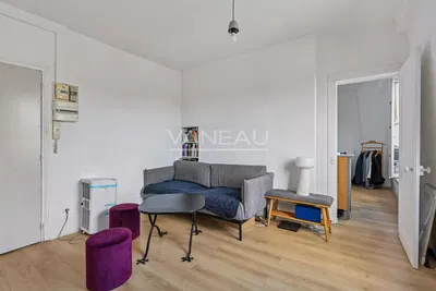 Keuken; keukenapparatuur, houten vloer, natuurlijk licht, moderne stijl