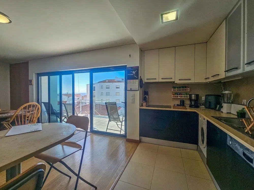 غرفة معيشة; أرضية خشبية, ضوء طبيعي, أسلوب عصري