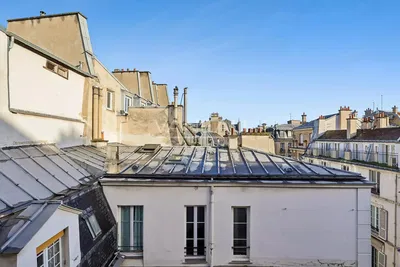 Keuken; keukenapparatuur, houten vloer, natuurlijk licht, moderne stijl