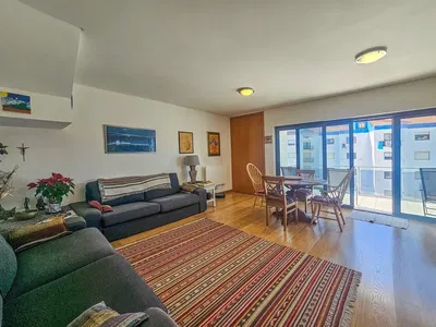 مطبخ; أجهزة المطبخ, أرضية خشبية, ضوء طبيعي, أسلوب عصري