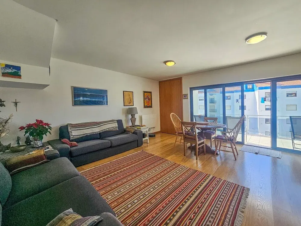 Cozinha; eletrodomésticos, chão de madeira, luz natural, estilo moderno